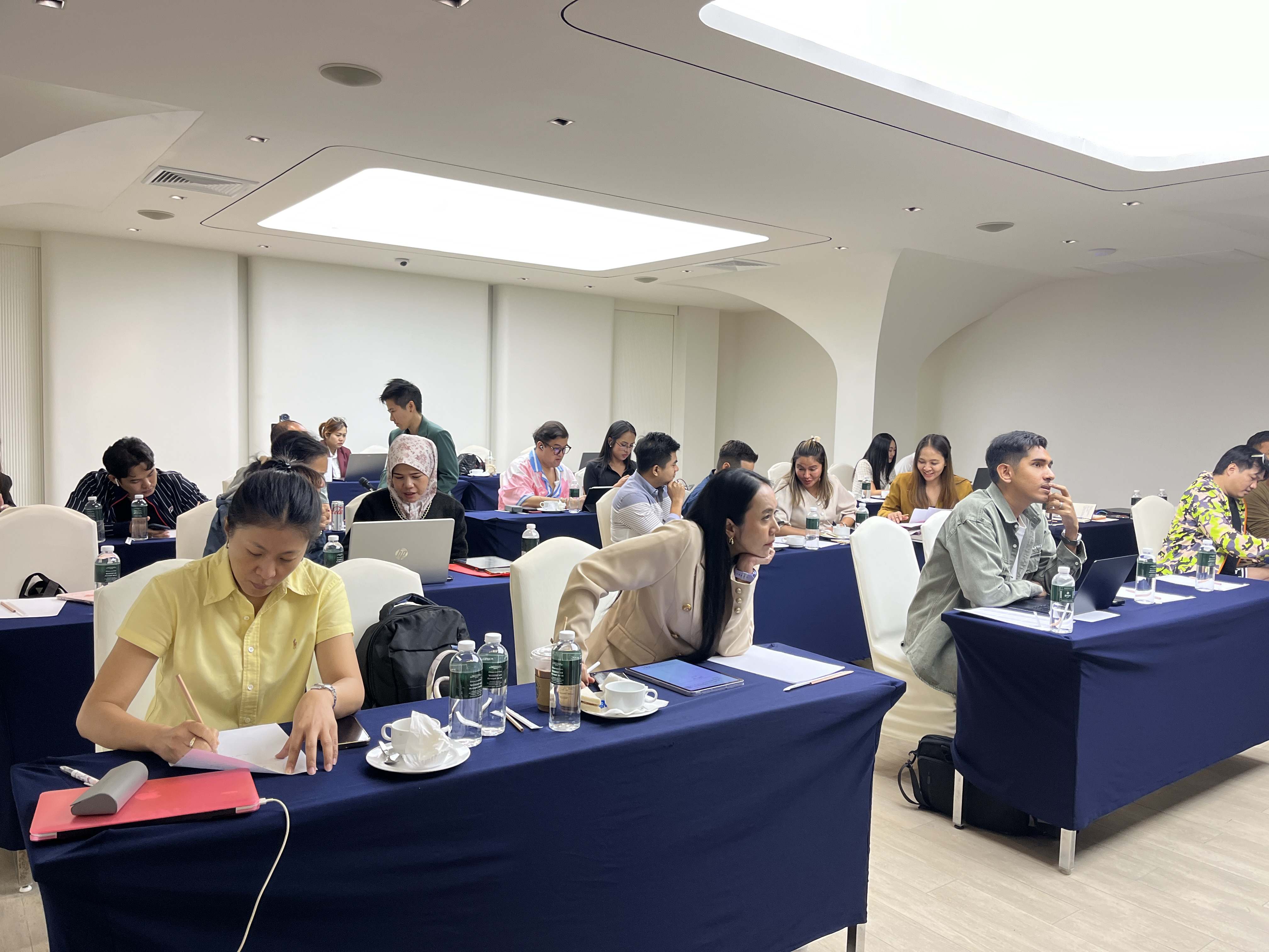 L Square Class Atmosphere